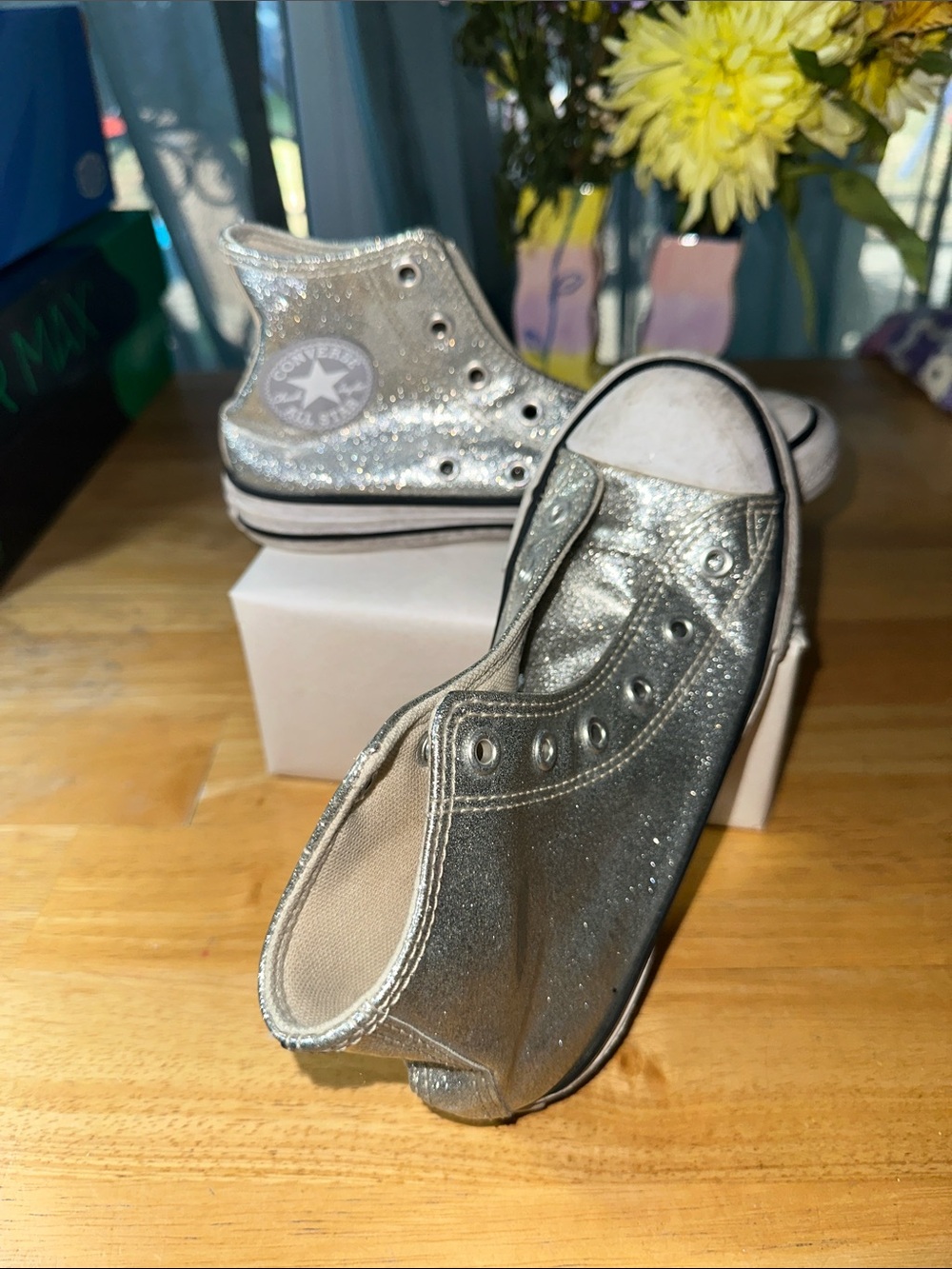🤩Converse Kids Glitter High Top Sneakers (needs laces). 🎁2